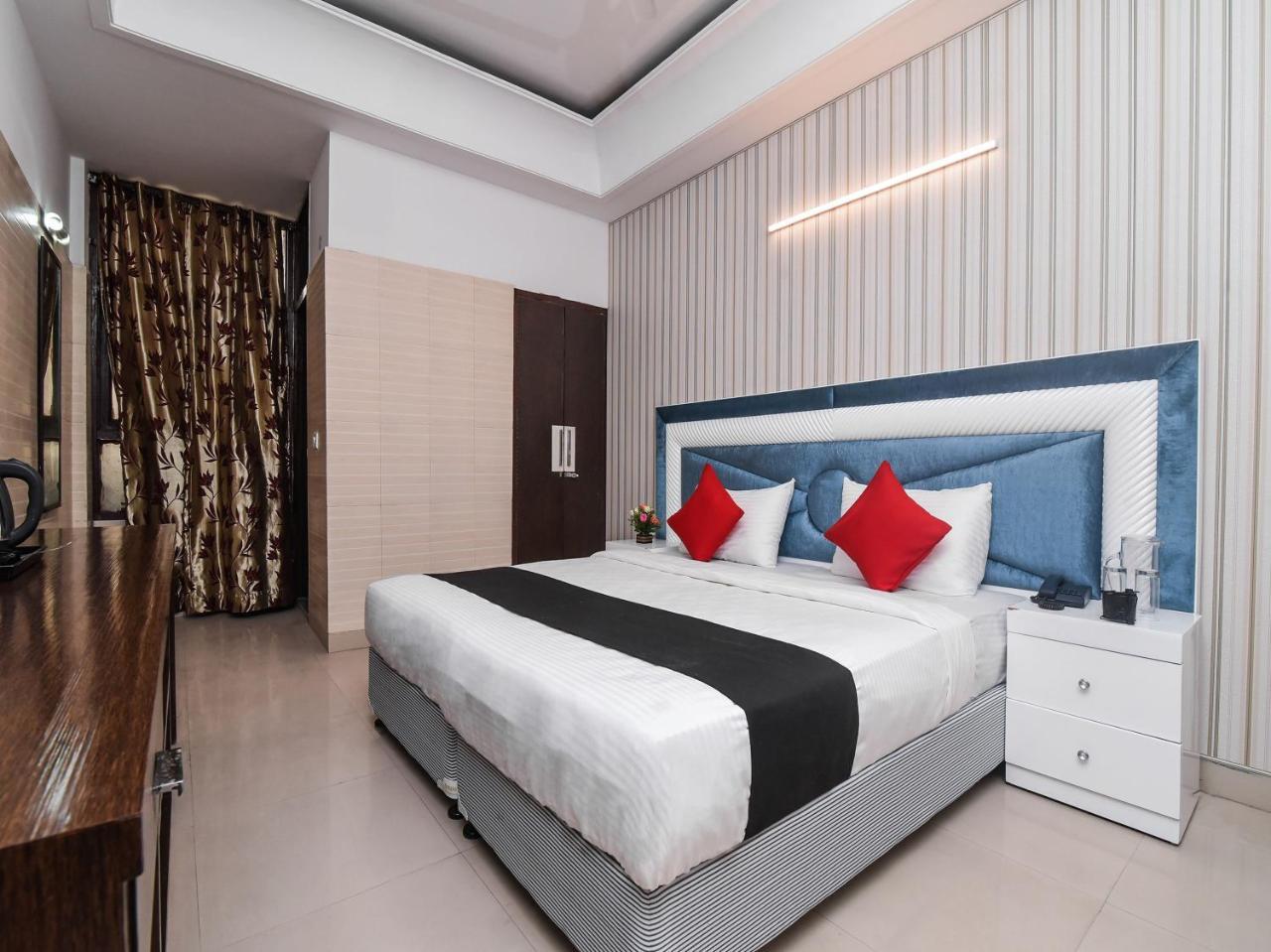 Capital O 16676 Near Noida City Center Exterior foto