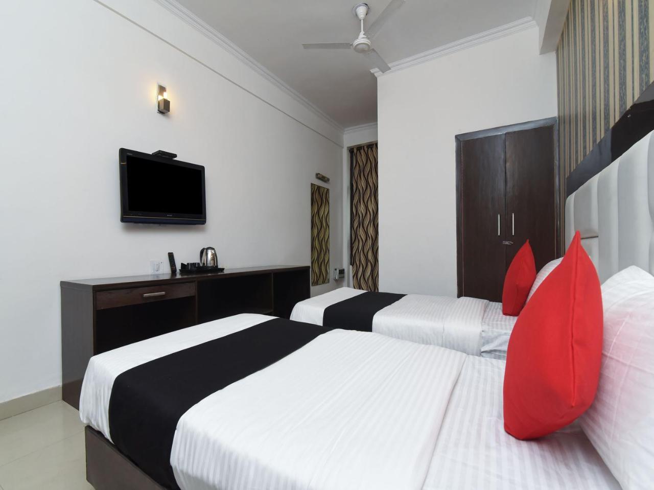 Capital O 16676 Near Noida City Center Exterior foto