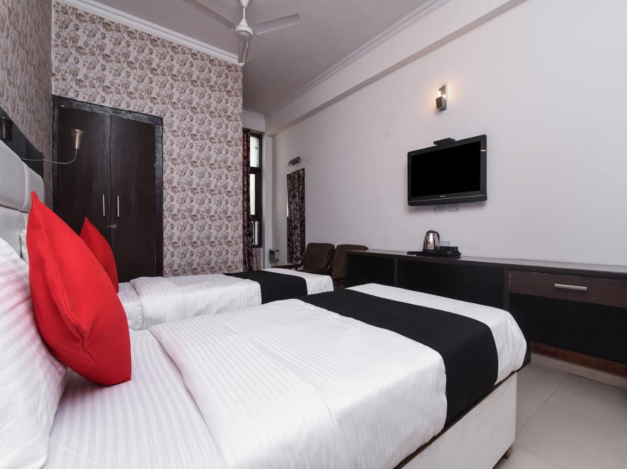 Capital O 16676 Near Noida City Center Exterior foto