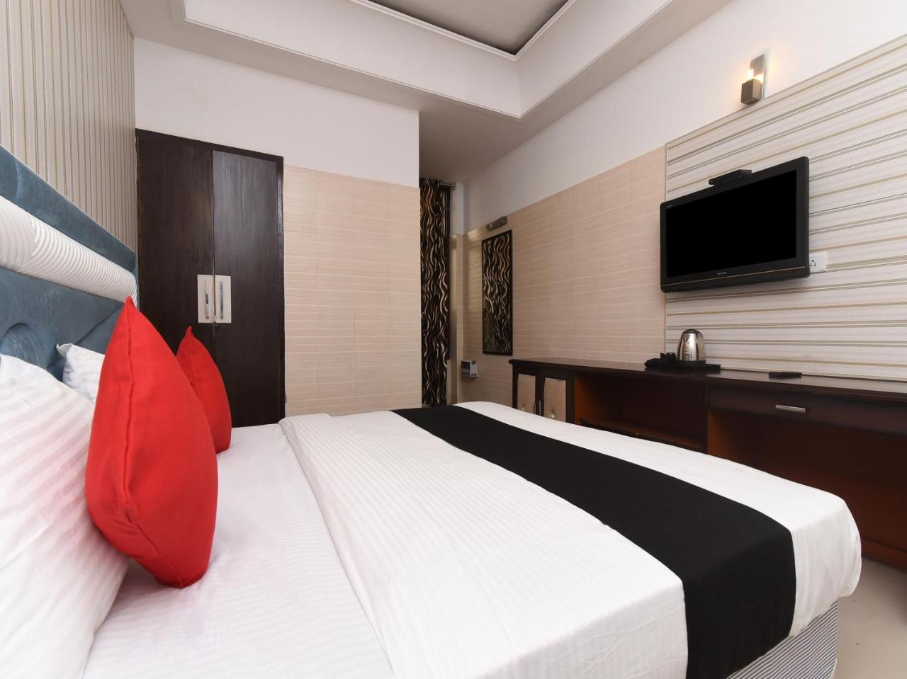 Capital O 16676 Near Noida City Center Exterior foto