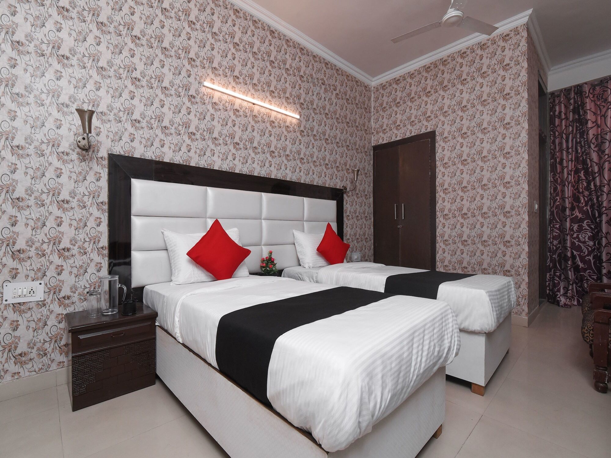Capital O 16676 Near Noida City Center Exterior foto